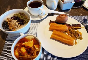 世茂希尔顿·盛宴自助餐厅(青年大街店) User Photo