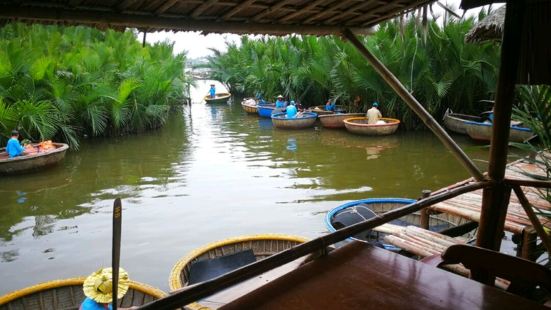 迦南島地處會安秋盆河對岸，受會安古鎮影響，當地政府多年來致力