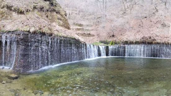 日本【景色】（白丝瀑布）位于轻井泽的北部，落差高三公尺，幅宽