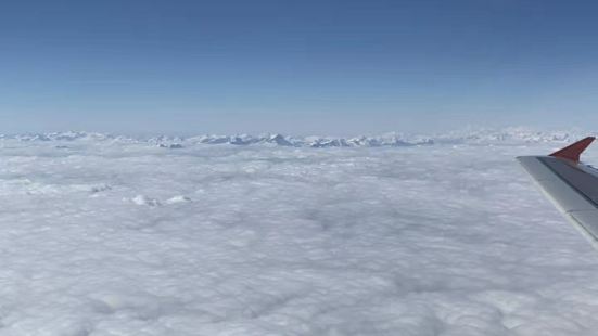 雲霄中的阿爾卑斯山脈最美最和壯觀的飛機窗外景，非常的壯觀，雪