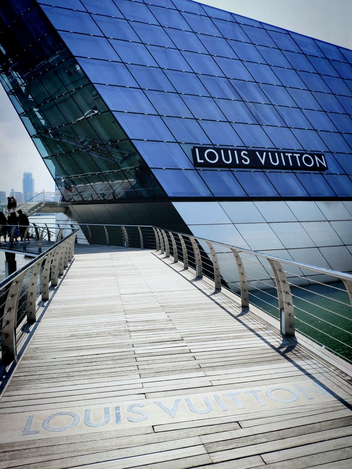 Louis Vuitton Island Store - Singapore Travel Reviews｜