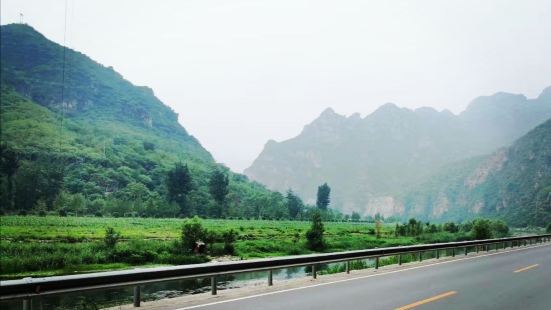 拒马河流经北京西南部，是贯穿十渡景区的主要风景线。河水十分清