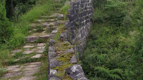 鎮遠府城垣位於石屏山山頂，石屏山上有觀景台，可俯瞰鎮遠城，剛