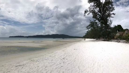 好安静的新呷海滩的，真正的人少风景美的，人不多，但看到好多人