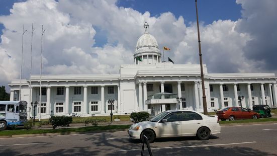 【科倫坡市政廳】是斯里蘭卡首都科倫坡市的行政中心所在地，也是