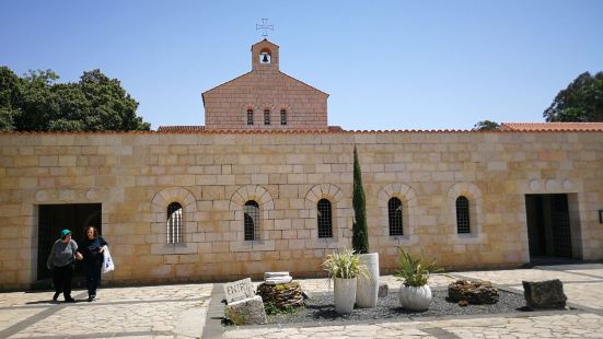 五餅二魚教堂是以色列北部提比利亞的另一處比較有名的教堂，來此
