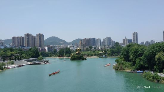 穿过贵州铜仁的锦江水面挺宽，很绿很绿，刚好遇上龙舟节，一个个