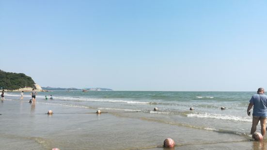 达濠南山湾是一处免费的景点，有不少人在游泳，但没有正规的游泳