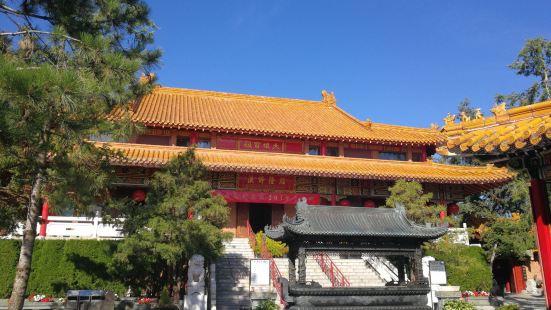 非常寧靜環境優美的寺廟，據說是香港人建造的，裏面工作的義工很