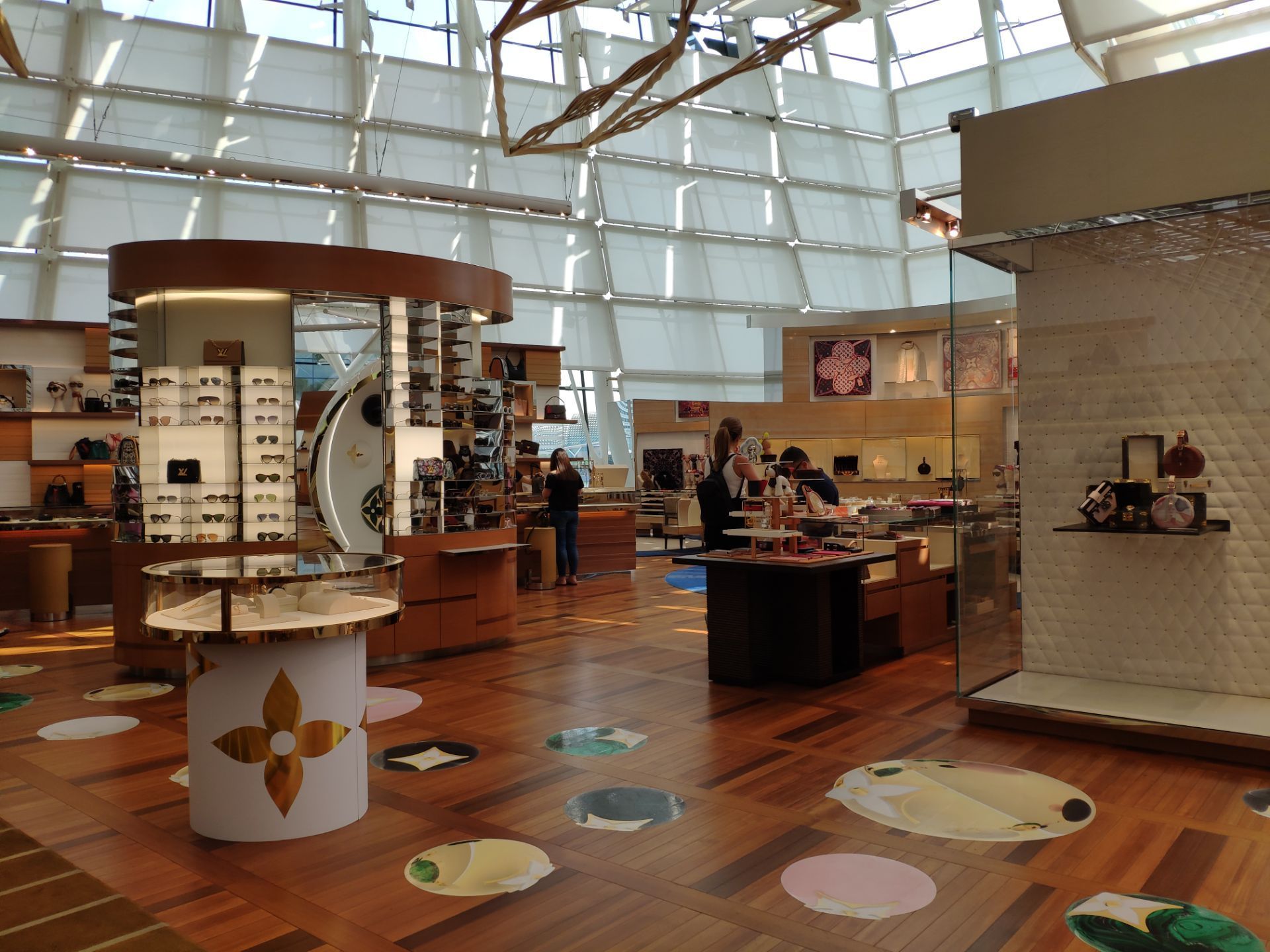 Shopping itineraries in Louis Vuitton Island Store in October
