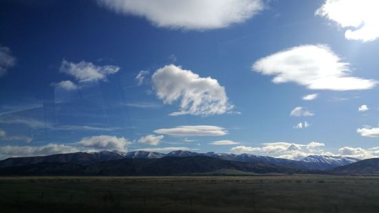 鹿苑高原是著名的魔戒的取景地，群山环绕的场面如此的让影迷们记