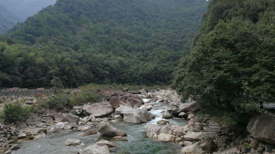 皮筏艇漂流线，起点在青龙洞口瀑布下游。这里溪水清澈，溪水河道