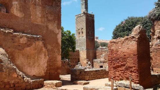 舍拉废墟是舍拉古城乖摩洛哥梅尼德王朝时期皇家陵寝遗址，就座落