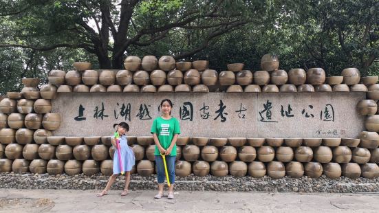 上林湖越窑遗址驰名中外，从东汉末年开始烧制青瓷直至北宋年间，