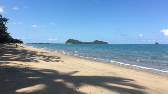 凯恩斯的棕榈湾是一处充满热带海岛风情的海湾，这里海岸上成排成