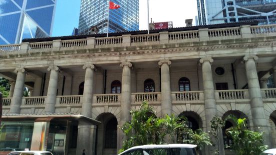 香港高等法院位于中环和平纪念碑的对面，是一座典型的维多利亚式