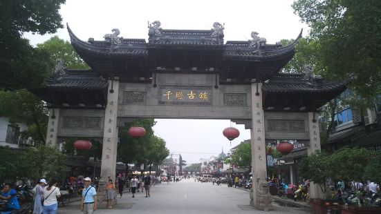 秦峰塔在延福禅寺里面，不用门票，现正在维修。始建于梁天监二年