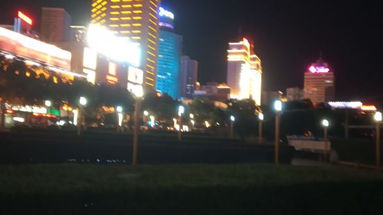 西宁市的中心地带了，广场还是挺大的，靠着河边，景色还是不错的