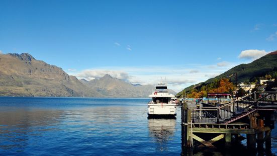 瓦卡蒂普湖上有定时的观光游船，大家可以在网上提前预定船票。 