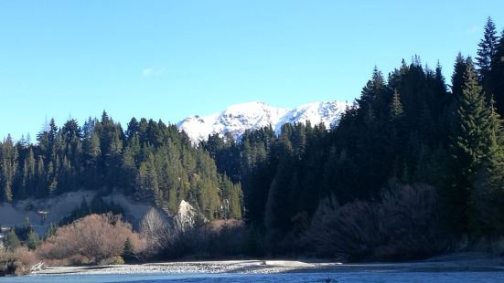 卡瓦劳河同美丽的瓦卡蒂普湖相连通，景色依旧迷人。雪山倒影，清