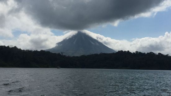 阿雷纳火山是哥斯达黎加一座处于半休眠状态的活火山，火山的山峰