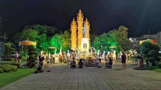 纪念清莱这边的城市的开拓者，作为泰国北部的三个大王之一，也是