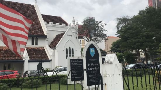 吉隆坡的是玛丽大教堂，是一座有着100多年历史的老教堂。教堂