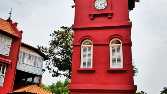 马六甲古城内的街道上，有许多传统建筑，有很多中式住宅和娘惹建