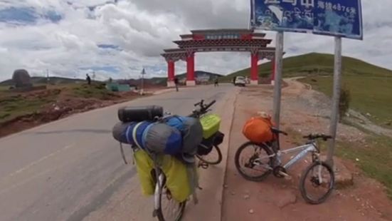 拉乌山，是川藏公路318国道西藏芒康境内的一个平缓的山口，在