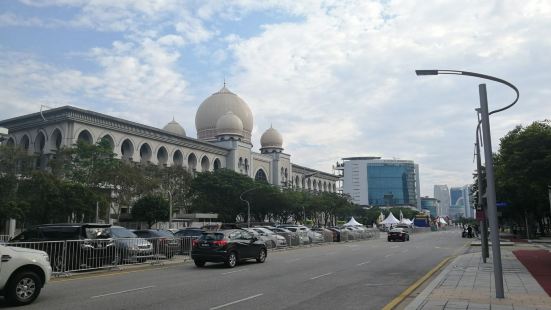 布城的国家司法宫又被称为正义宫，是马来西亚司法部门和法院的所