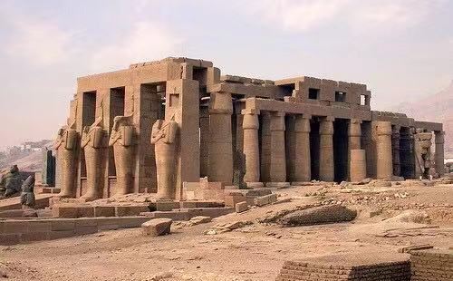 對比盧克索神廟和卡爾納克神廟拉美西斯神廟並沒有那麼雄偉，柱子