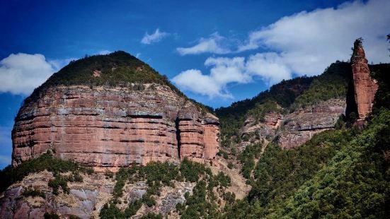 丽江老君山是中国迄今为止发现的面积最大，海拔最高的一片丹霞地