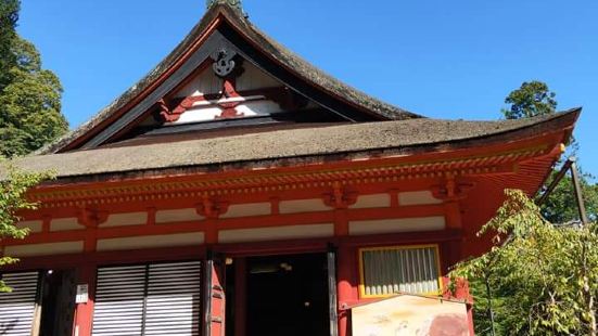 谈山神社是古都奈良喜闻乐见的赏枫的绝妙所在。每年十月这里的游