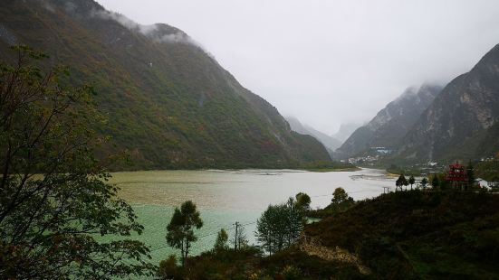 1933年大地震形成的堰塞湖，免费。路边的厕所是本地人自己修