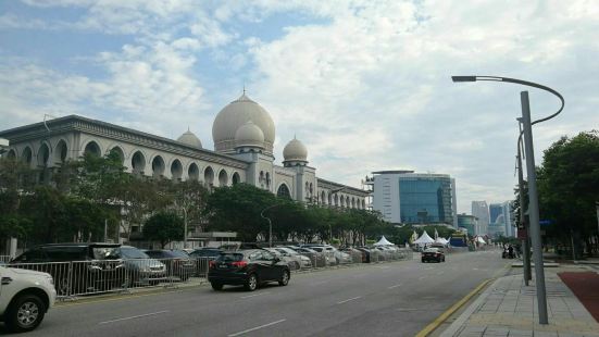 这里是马来西亚最高的司法所在地，也被称为正义宫，是整个布城最