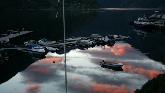 哈当厄尔峡湾与著名的盖朗厄尔峡湾被誉为是挪威的三大峡湾之一。