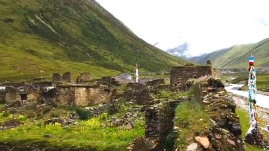 瓊果傑寺在加查縣，是前往神湖的必經之地，從瓊果傑寺坐車前往神