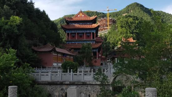 天水净土寺位于仙人崖后川。该寺群山环绕，苍松满谷，山风吹来，