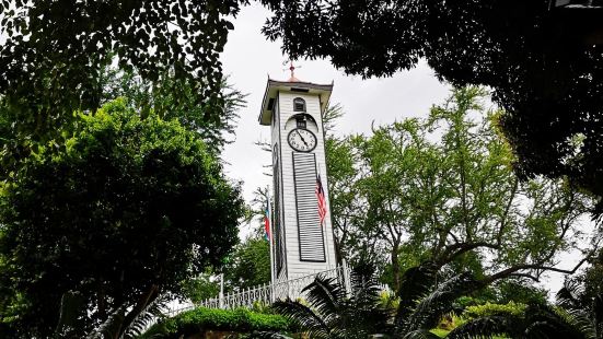 艾京生钟楼是一座很高、很精致的白色建筑，位于加雅街的尽头，钟
