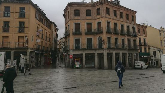 西班牙每个城市都有一个中心广场，叫马约尔广场。赛哥维亚的马约