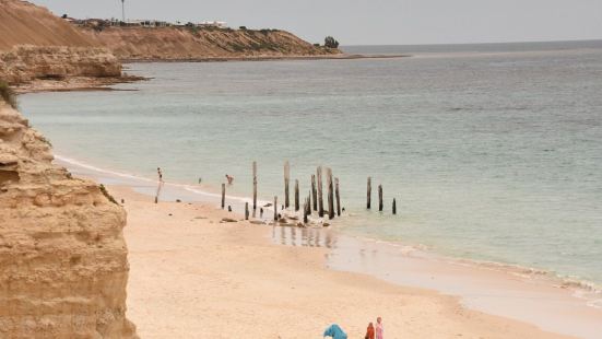 阿德萊德的西海灘是一處比較原始的，未經開發的海灘。這裏的沙質