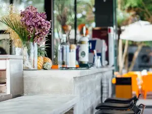 De'Grill Bar & Bristro Restatrant