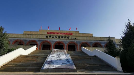 进入景区先路过天梯山石窟陈列馆，先住里走看完了主要景点天梯山