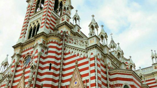 圣克拉拉教堂是波哥大一家非常有名的教堂，教堂的外墙为红白条装
