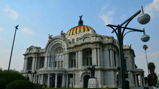 墨西哥国家美术馆是墨西哥城中最为重要的一个建筑，非常的高贵华