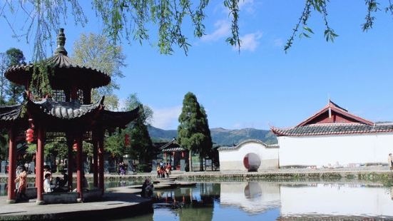 鲤鱼溪一条蜿蜒的河水流淌，里面很多鲤鱼，两岸以石砌成，各留大