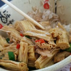 SHI ZI JIE LAO TAI PO XIAO CHI ER CUN FEN DIAN User Photo