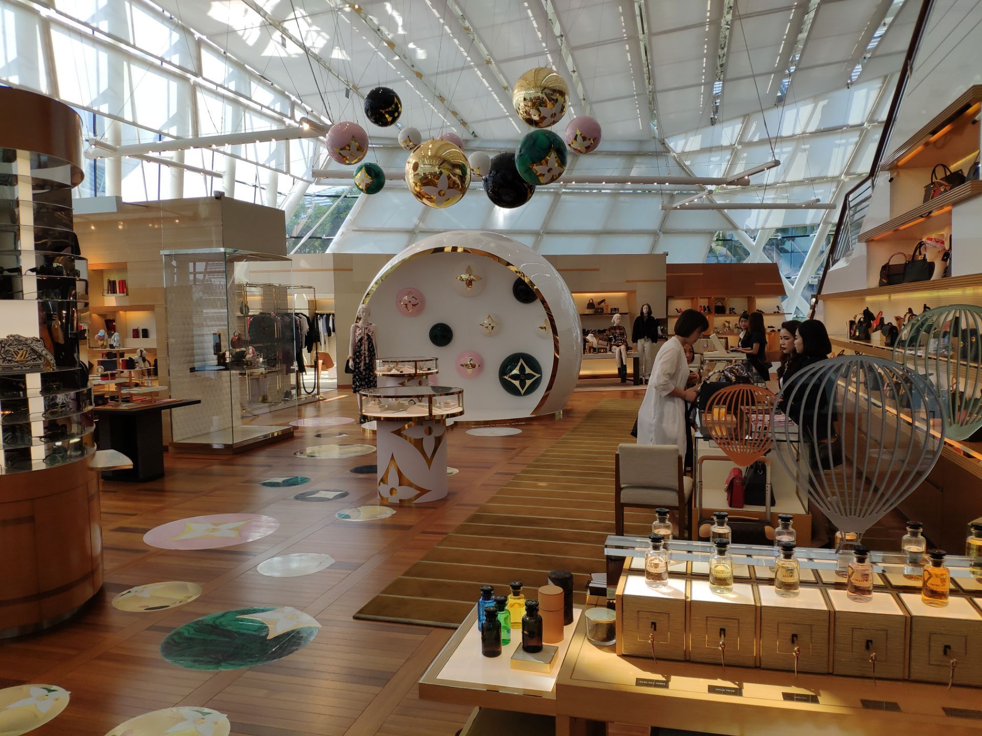 Shopping itineraries in Louis Vuitton Island Store in October