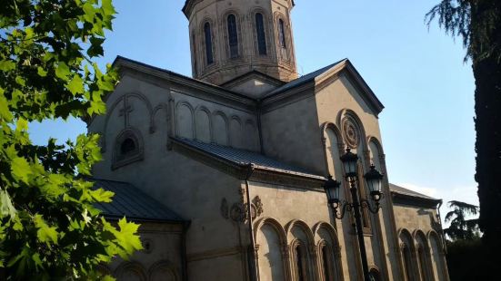 这座教堂式第比利斯人气最旺的教堂之一。就在非常热闹的老区步行