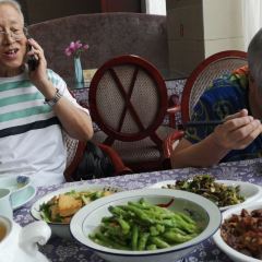 LANG SHAN HONG JI HUA TIAN DA JIU DIAN CAN YIN BU 여행 사진